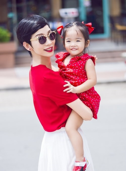 Những bà mẹ đơn thân xinh đẹp của showbiz Việt ảnh 7