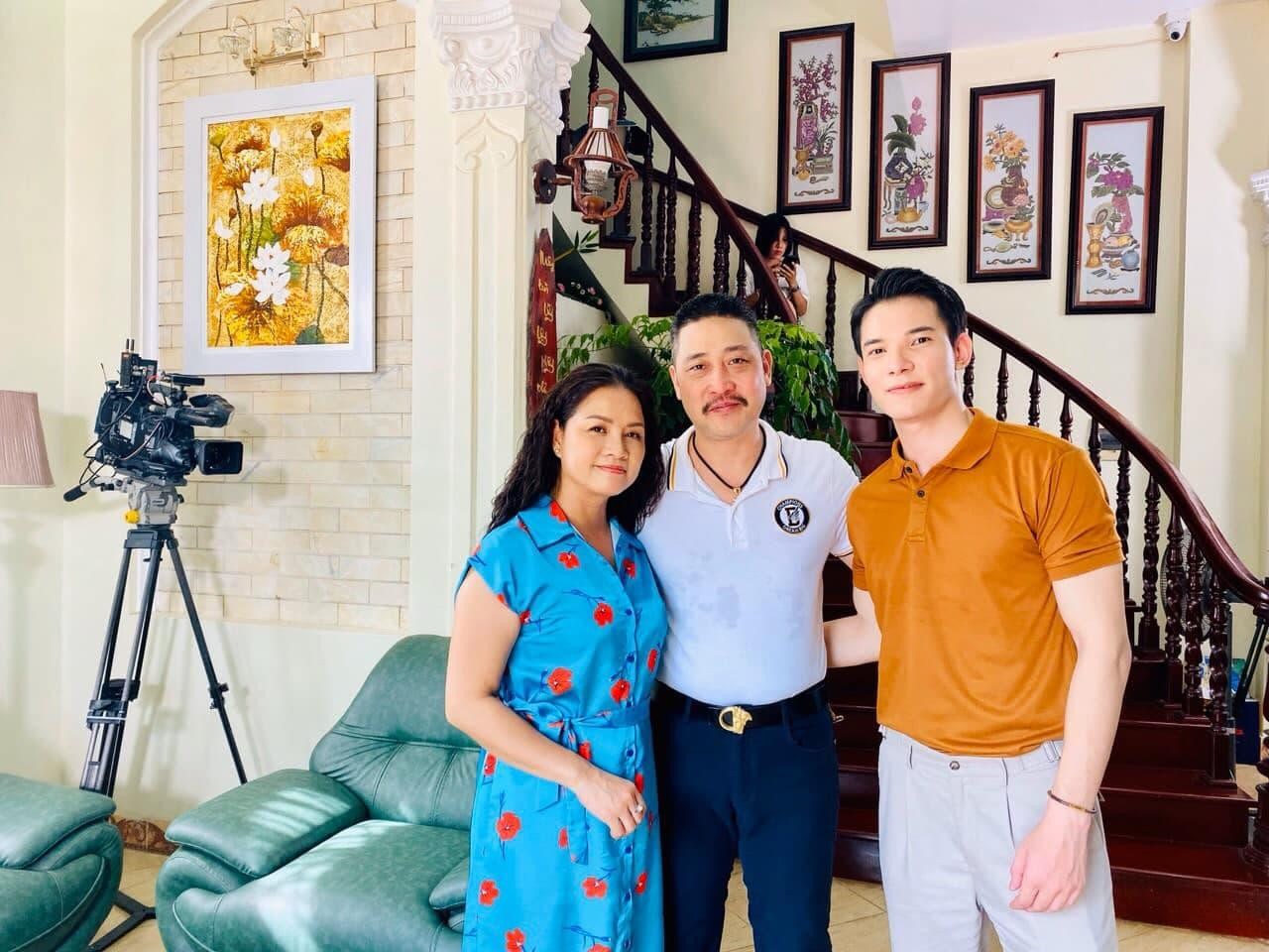 NSUT Hồ Phong và các bạn diễn trong "Hương vị tình thân".