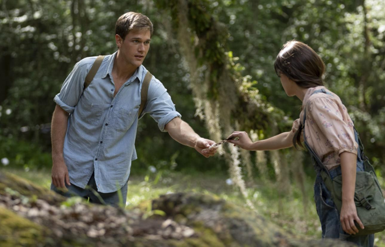 Kya và Tate trong phim. Kya và Tate trong phim.