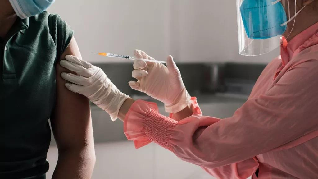 Tiêm mũi tăng cường vì nó tăng khả năng bảo vệ lên 37% ngay cả khi bạn đã nhiễm biến thể Omicron. Tiêm mũi tăng cường vì nó tăng khả năng bảo vệ lên 37% ngay cả khi bạn đã nhiễm biến thể Omicron.