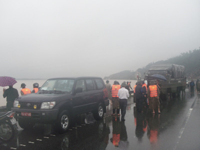 Bộ Tư lệnh Quân khu 4 huy động hàng chục cán bộ, chiến sỹ tham gia cứu hộ cứu nạn. Ảnh: Quang Long. Bộ Tư lệnh Quân khu 4 huy động hàng chục cán bộ, chiến sỹ tham gia cứu hộ cứu nạn. Ảnh: Quang Long