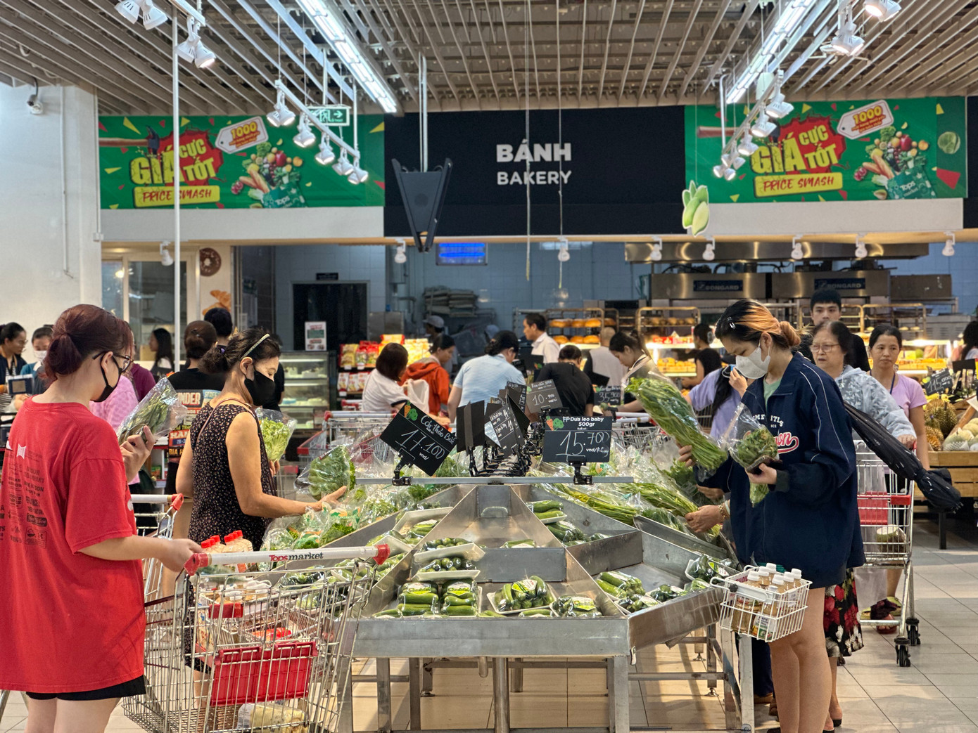 Có mặt tại một số siêu thị, cửa hàng tiện lợi ở Hà Nội trong chiều 11/9, PV Tiền Phong tiếp tục ghi nhận tình trạng đông đúc, người dân tập trung mua, dự trữ nhiều thực phẩm thiết yếu trước lo ngại ngập lụt, mưa lớn kéo dài có thể xảy ra tại khu vực mình sinh sống. Quầy rau, thịt nườm nượp khách. Có mặt tại một số siêu thị, cửa hàng tiện lợi ở Hà Nội trong chiều 11/9, PV Tiền Phong tiếp tục ghi nhận tình trạng đông đúc, người dân tập trung mua, dự trữ nhiều thực phẩm thiết yếu trước lo ngại ngập lụt, mưa lớn kéo dài có thể xảy ra tại khu vực mình sinh sống. Quầy rau, thịt nườm nượp khách.