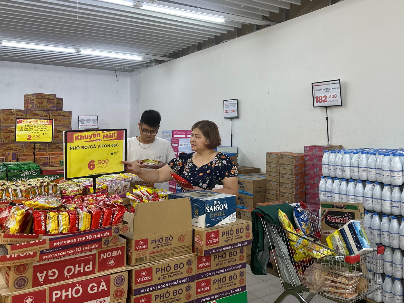 Giá các loại thực phẩm, hàng hoá tại siêu thị không biến động, thậm chí có nhiều chương trình khuyến mại với các mặt hàng như mỳ gói, cháo, phở ăn liền. "Lo ngại mưa, lụt có thể xảy ra, tôi mua đủ thực phẩm tươi như thịt, cá, trứng, rau cho đến mỳ gói, giấy vệ sinh. Mỗi thứ mua nhiều hơn so với ngày thường, cố gắng đủ dùng từ nay tới cuối tuần", chị Ngọc Hà (ở quận Thanh Xuân, Hà Nội) chia sẻ. Giá các loại thực phẩm, hàng hoá tại siêu thị không biến động, thậm chí có nhiều chương trình khuyến mại với các mặt hàng như mỳ gói, cháo, phở ăn liền. "Lo ngại mưa, lụt có thể xảy ra, tôi mua đủ thực phẩm tươi như thịt, cá, trứng, rau cho đến mỳ gói, giấy vệ sinh. Mỗi thứ mua nhiều hơn so với ngày thường, cố gắng đủ dùng từ nay tới cuối tuần", chị Ngọc Hà (ở quận Thanh Xuân, Hà Nội) chia sẻ.