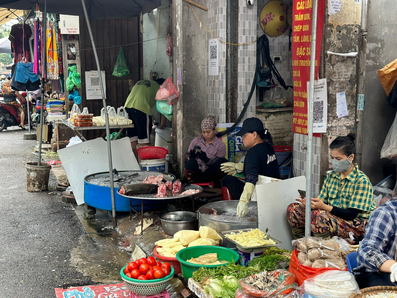 Tâm lý tích trữ của người dân cũng đã giảm bớt phần nào khi thực phẩm tại chợ luôn sẵn hàng. "Tôi chỉ mua đồ tươi ăn trong ngày, có trứng, bắp cải mua dư để cất tủ lạnh dùng dần nếu còn mưa. Chợ, siêu thị quanh nhà rất nhiều; qua bão, tiểu thương đến nay đều đã trở lại bán hàng, món gì cũng có", chị Thu Trang (Thanh Xuân, Hà Nội) nói.