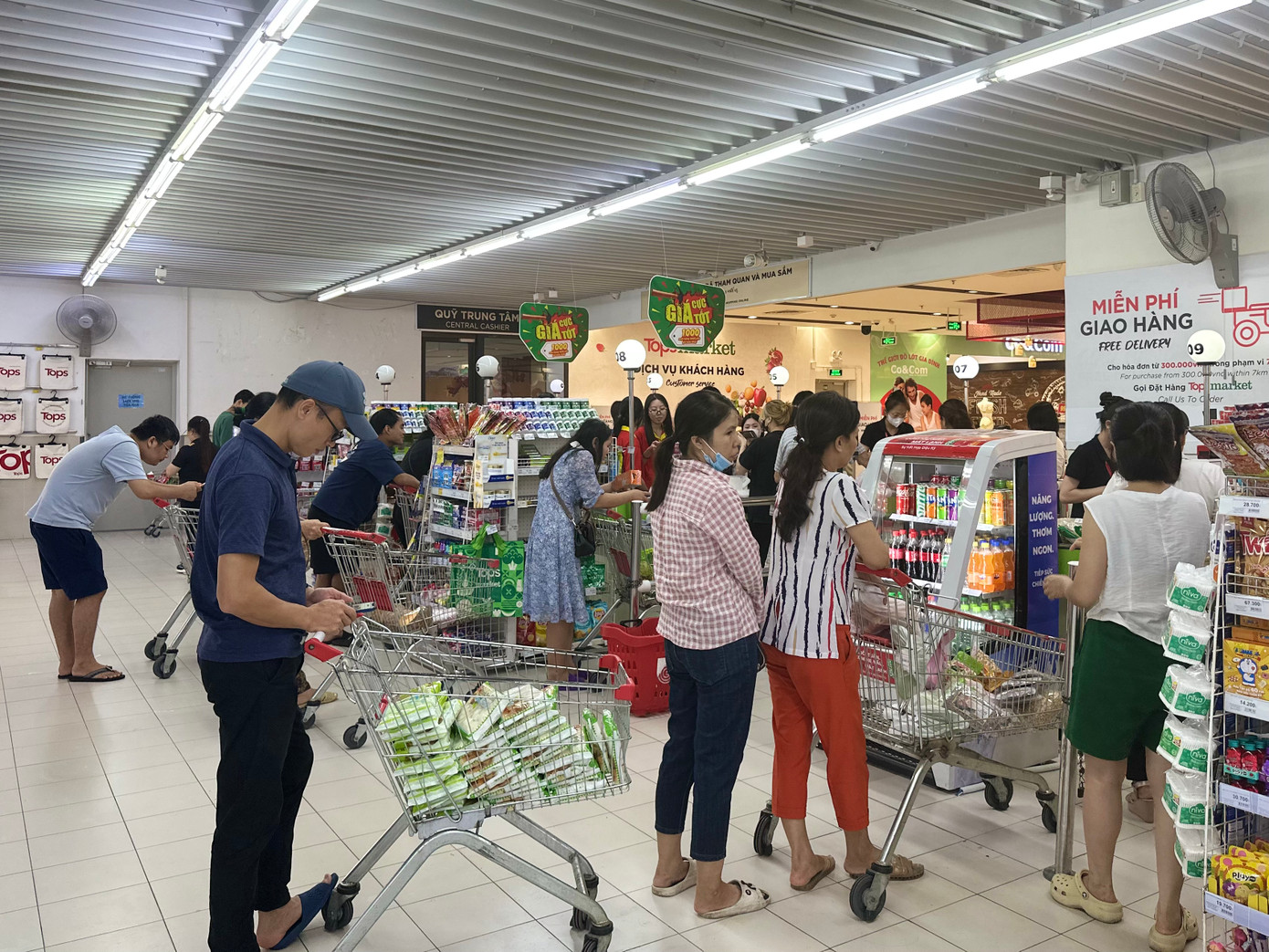 Dù chưa đến giờ cao điểm mua sắm sau tan tầm nhưng quầy thanh toán tại siêu thị đã đông khách xếp hàng. Siêu thị mở toàn bộ số quầy, thời gian khách chờ đợi tới lượt khoảng 10-20 phút tuỳ thời điểm. Dù chưa đến giờ cao điểm mua sắm sau tan tầm nhưng quầy thanh toán tại siêu thị đã đông khách xếp hàng. Siêu thị mở toàn bộ số quầy, thời gian khách chờ đợi tới lượt khoảng 10-20 phút tuỳ thời điểm.