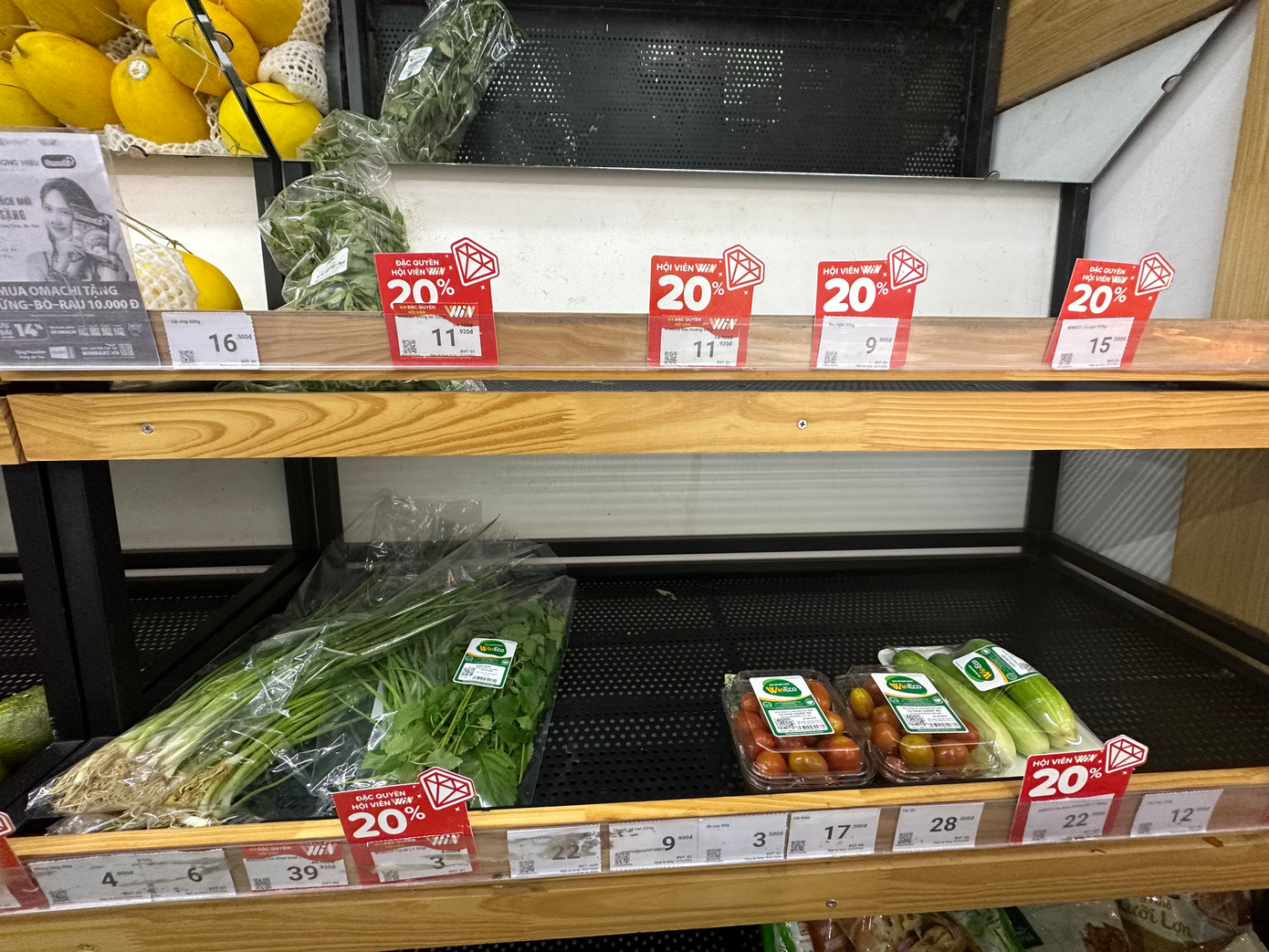 Cửa hàng tiện lợi trong khu dân cư cũng tạm hết rau xanh, chỉ còn vài vỉ cà chua, dưa chuột, bó hành lá... Nhân viên bán hàng cho biết, rau tiếp tục được chuyển về cửa hàng trong chiều nay. Cửa hàng tiện lợi trong khu dân cư cũng tạm hết rau xanh, chỉ còn vài vỉ cà chua, dưa chuột, bó hành lá... Nhân viên bán hàng cho biết, rau tiếp tục được chuyển về cửa hàng trong chiều nay.