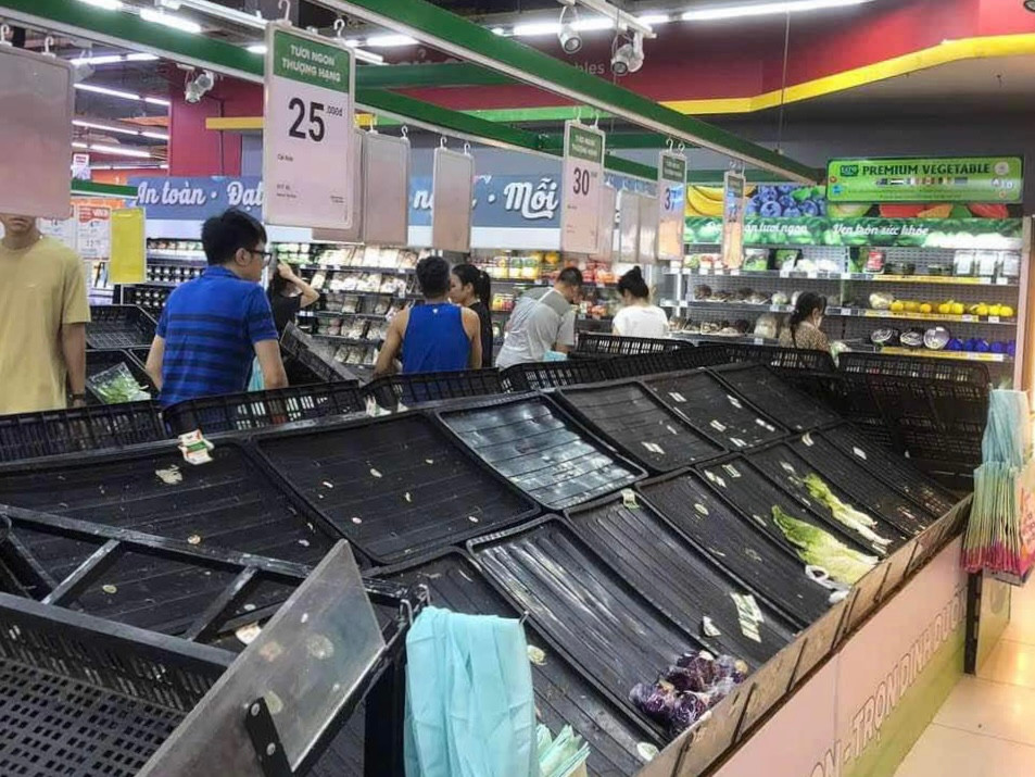 Siêu thị nằm ở khu chung cư lớn tại quận Hai Bà Trưng cũng tạm hết rau. Với số lượng cư dân lớn từ hơn 20 toà nhà tại đây, nhu cầu tăng cao đột biến khiến thực phẩm nhanh chóng hết hàng. Siêu thị nằm ở khu chung cư lớn tại quận Hai Bà Trưng cũng tạm hết rau. Với số lượng cư dân lớn từ hơn 20 toà nhà tại đây, nhu cầu tăng cao đột biến khiến thực phẩm nhanh chóng hết hàng.