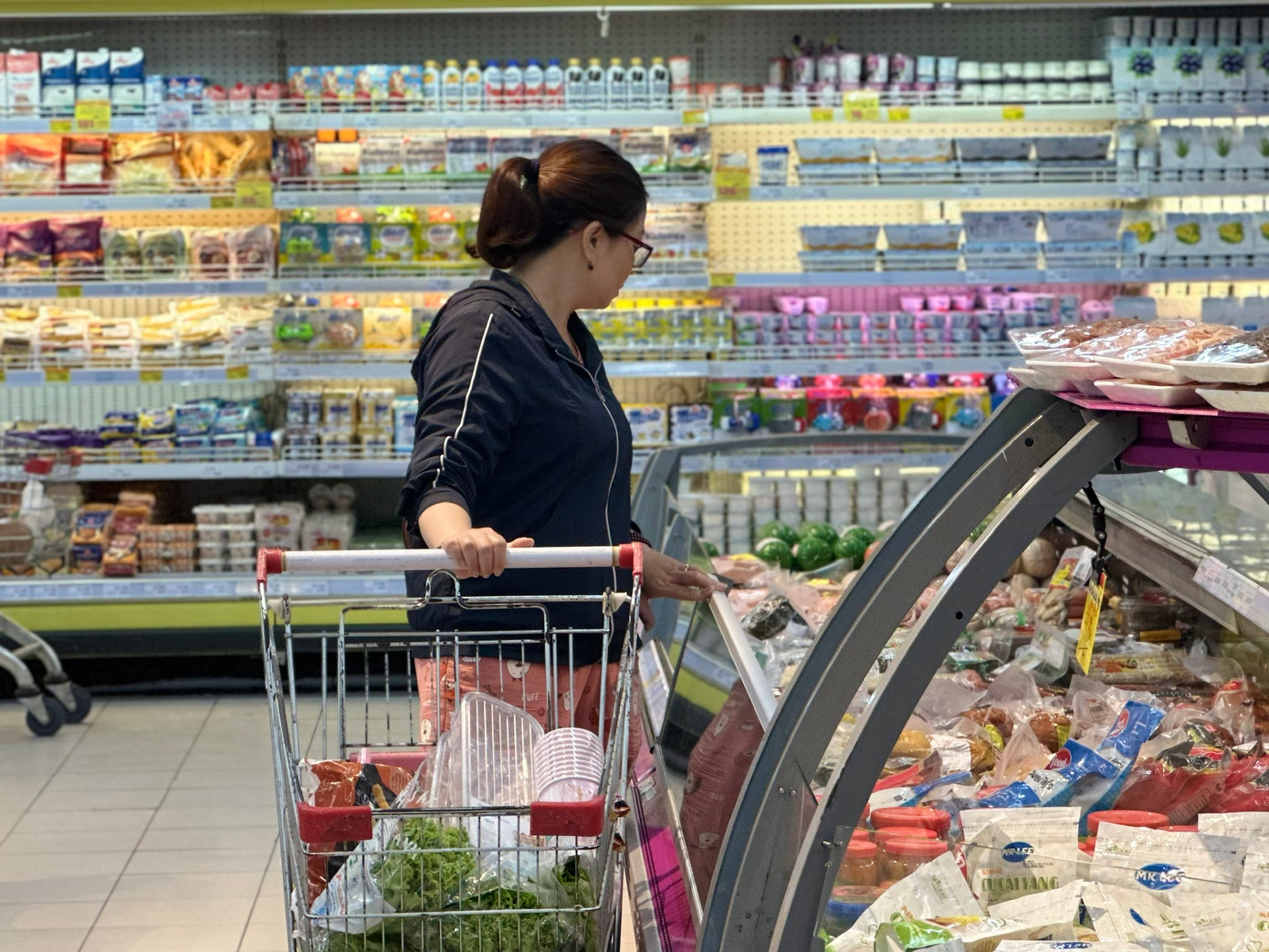 Theo Vụ Thị trường trong nước - Bộ Công Thương, Sở Công Thương 35 tỉnh, thành phố đang tập trung điều phối hàng hóa thiết yếu để kịp thời cung ứng cho các vùng bị ảnh hưởng của mưa lũ phía Bắc. Bộ Công Thương cũng khuyến cáo người dân bình tĩnh, dự trữ nguồn nhu yếu phẩm đủ dùng, không tích trữ quá mức.