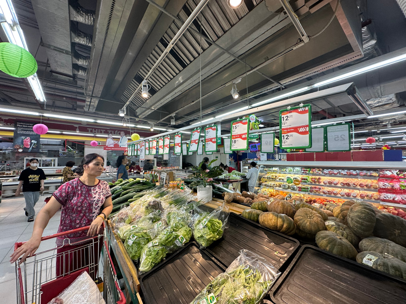 Rau xanh rất đắt hàng. Đến đầu giờ chiều nay, quầy rau của một siêu thị ở quận Đống Đa đã hết nhiều loại rau ăn lá, chỉ còn yếu xà lách, củ, quả... Tại các siêu thị, rau xanh giữ giá ổn định, thậm chí một số loại còn được giảm giá. Cải bó xôi 18.000 đồng/bó 300gr, rau muống 13.000 đồng/bó nửa kg, rau lang 11.000 đồng/bó nửa kg. Rau xanh rất đắt hàng. Đến đầu giờ chiều nay, quầy rau của một siêu thị ở quận Đống Đa đã hết nhiều loại rau ăn lá, chỉ còn yếu xà lách, củ, quả... Tại các siêu thị, rau xanh giữ giá ổn định, thậm chí một số loại còn được giảm giá. Cải bó xôi 18.000 đồng/bó 300gr, rau muống 13.000 đồng/bó nửa kg, rau lang 11.000 đồng/bó nửa kg.