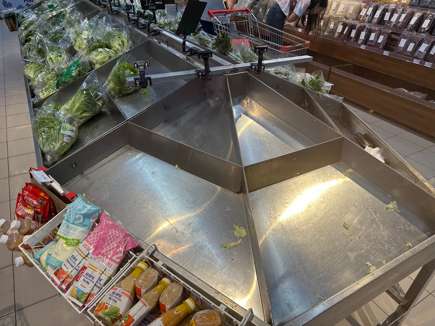 Quầy rau của một siêu thị tại quận Thanh Xuân cũng hết toàn bộ các loại rau cải, rau muống, rau lang.... Thứ còn sót lại sau 14 giờ chủ yếu là xà lách. Nhân viên quầy hàng cho biết, rau liên tục được bổ sung từ sáng, nhưng nhu cầu mua của khách quá cao khiến hàng lên bao nhiêu cũng hết. Đợt rau kế tiếp có thể lên kệ cho trong chiều tối. Quầy rau của một siêu thị tại quận Thanh Xuân cũng hết toàn bộ các loại rau cải, rau muống, rau lang.... Thứ còn sót lại sau 14 giờ chủ yếu là xà lách. Nhân viên quầy hàng cho biết, rau liên tục được bổ sung từ sáng, nhưng nhu cầu mua của khách quá cao khiến hàng lên bao nhiêu cũng hết. Đợt rau kế tiếp có thể lên kệ cho trong chiều tối.