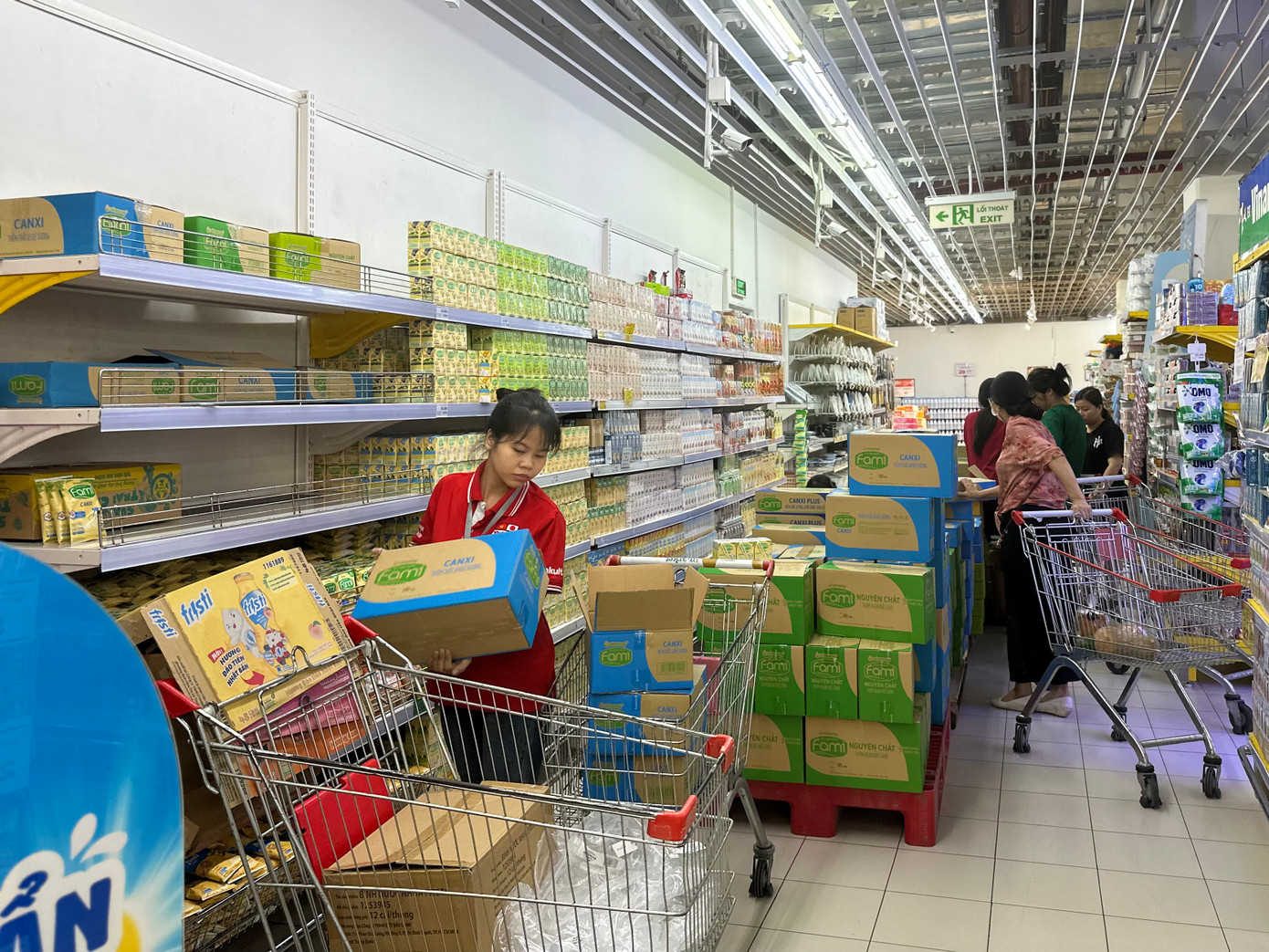 Sữa, nước cũng được người dân lựa chọn nhiều trong giỏ hàng. Ngoài ra, nhiều nhóm thiện nguyện mua với số lượng lớn, siêu thị cũng liên tục phải thêm hàng. Sữa, nước cũng được người dân lựa chọn nhiều trong giỏ hàng. Ngoài ra, nhiều nhóm thiện nguyện mua với số lượng lớn, siêu thị cũng liên tục phải thêm hàng.