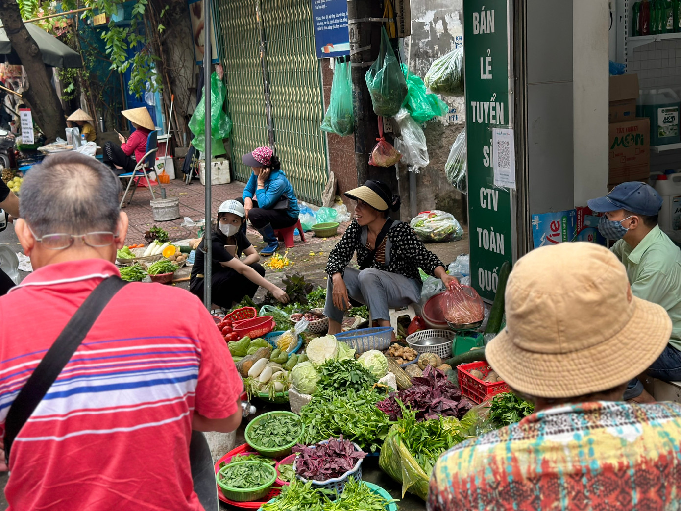 Ghi nhận tại các chợ dân sinh tại Hà Nội trong sáng 12/9, rau xanh tiếp tục là mặt hàng bán chạy nhất. Sau bão số 3, giá nhiều loại rau tiếp tục neo mức cao, đặc biệt các loại rau ăn lá. Tại chợ Nam Đồng (Đống Đa), rau ngót từ đầu tuần đã tăng lên 15.000 đồng/mớ, rau muống 20.000 - 25.000 đồng/mớ, cao gấp khoảng 2 lần ngày thường.