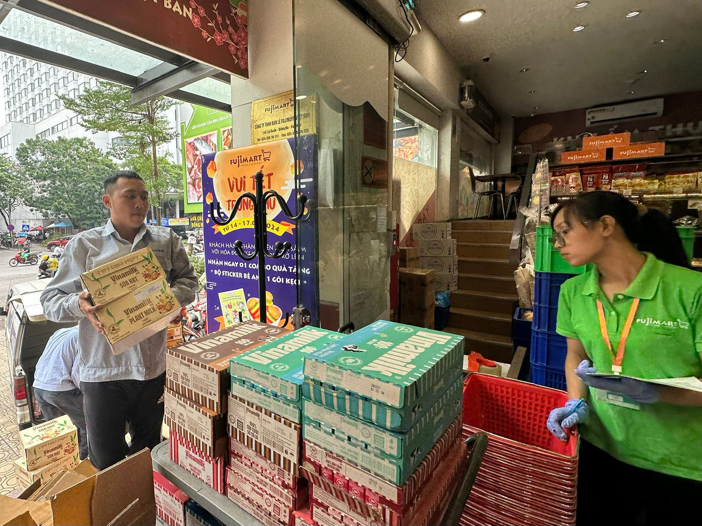 Theo báo cáo từ Bộ Công Thương, tại Hà Nội, hệ thống bán lẻ và các chợ, nguồn cung hàng hóa thiết yếu vẫn cơ bản được bảo đảm để phục vụ người dân.