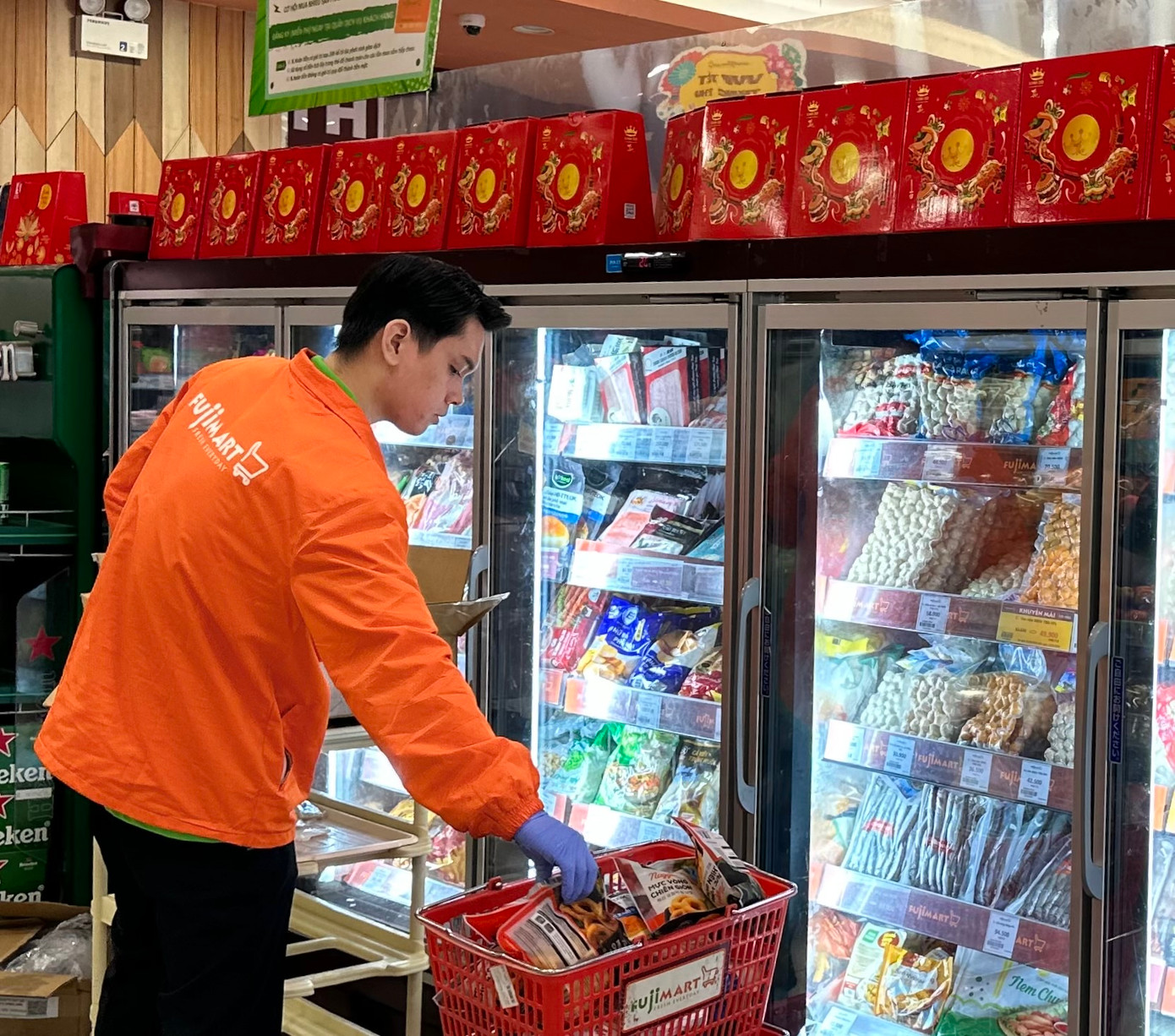 Nhu cầu mua sắm cả ở các mặt hàng thực phẩm ăn liền (bánh, xúc xích, sữa, đồ hộp, thịt nguội, các loại mì ăn liền, mì khô, phở, miến, bánh đa... các loại nước tinh khiết, nước khoáng...) cũng tăng cao. Nhân viên liên tục kiểm tra, bổ sung hàng.