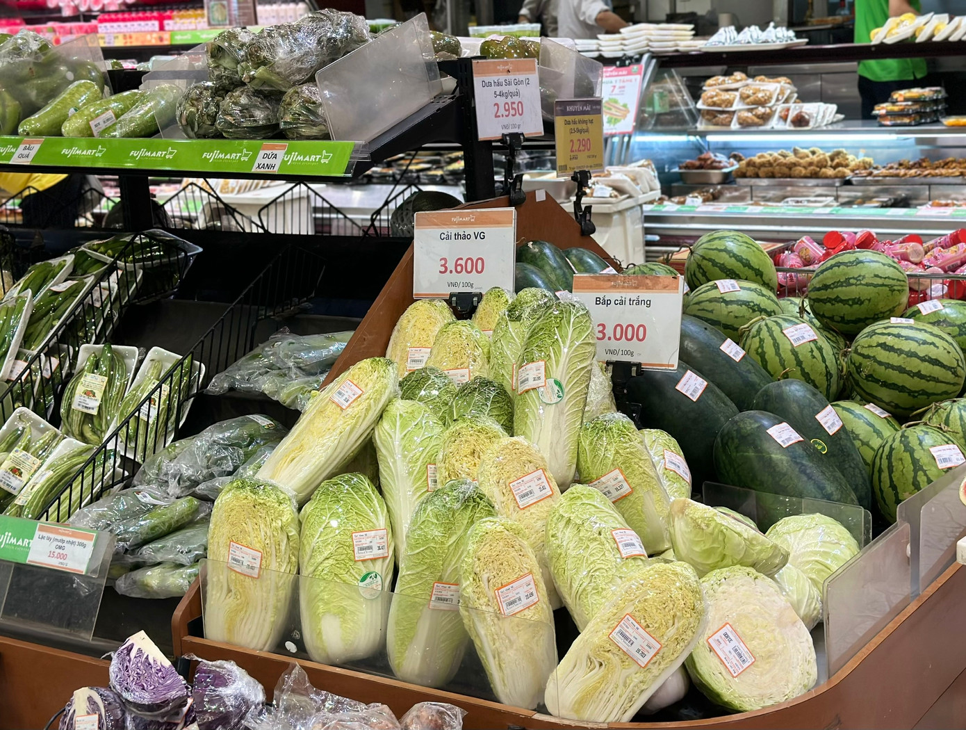 Tại các siêu thị, rau xanh cũng trở lại đầy kệ trong sáng 12/9. Trước đó, ngày 11/9, một số thời điểm, quầy rau trống trơn khi nhu cầu mua, gom thực phẩm của người dân tăng đột biến. Các siêu thị nhanh chóng tăng cung ứng, điều phối hàng đến các điểm bán đông khách.
