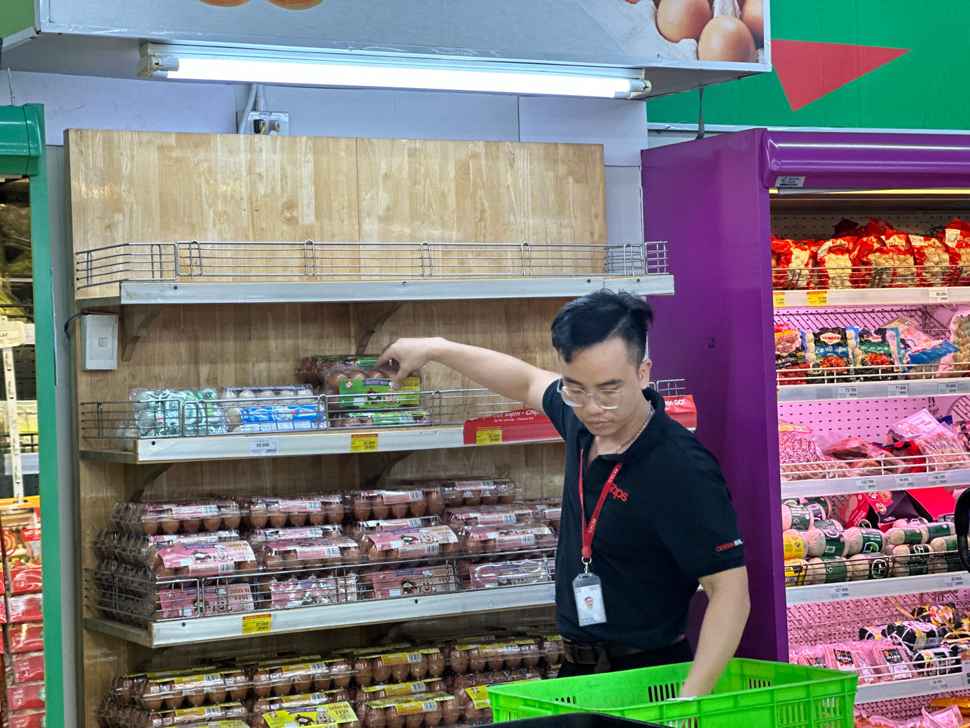 Bên cạnh rau, thịt, trứng cũng là mặt hàng ghi nhận lượng tiêu thụ tăng vọt. Nhân viên siêu thị liên tục tiếp thêm hàng. Bên cạnh rau, thịt, trứng cũng là mặt hàng ghi nhận lượng tiêu thụ tăng vọt. Nhân viên siêu thị liên tục tiếp thêm hàng.