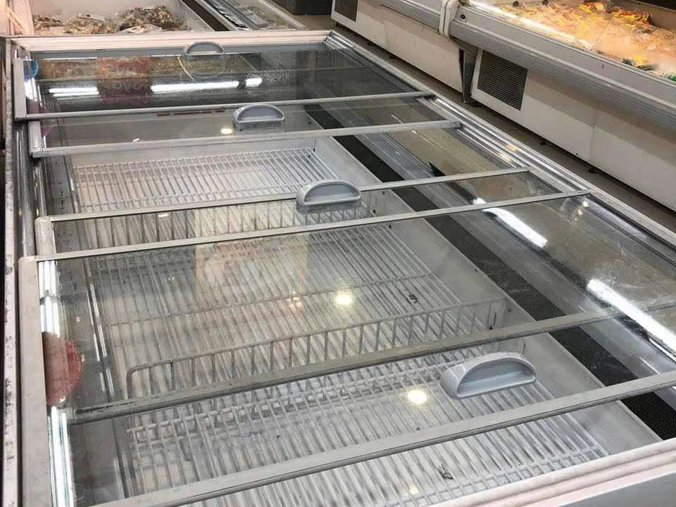 Tủ mát đựng thịt cũng trống trơn. Theo nhiều người tiêu dùng, giá thực phẩm ngoài chợ tăng cao nên họ lựa chọn mua hàng tại siêu thị với mức giá bình ổn. Tủ mát đựng thịt cũng trống trơn. Theo nhiều người tiêu dùng, giá thực phẩm ngoài chợ tăng cao nên họ lựa chọn mua hàng tại siêu thị với mức giá bình ổn.