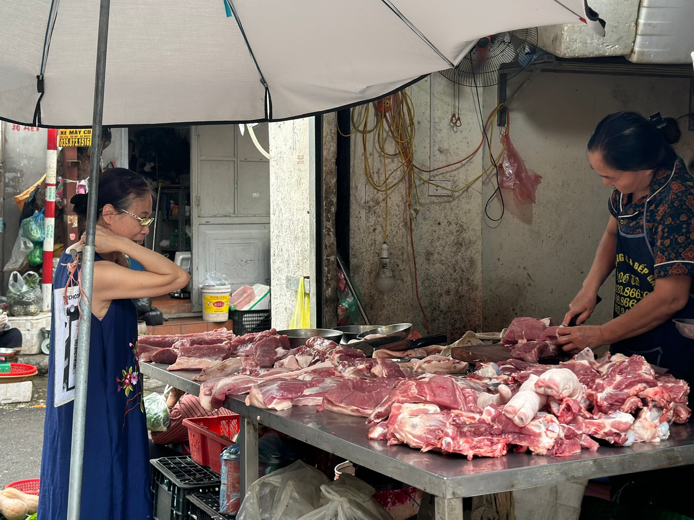 Trong khi đó, các loại thịt, gia cầm giữ giá ổn định. Sức mua tại chợ có phần hạ nhiệt, khi trước đó nhiều người đã tích trữ lượng lớn thực phẩm. Đến sát giờ nghỉ trưa 12/9, sạp hàng của nhiều tiểu thương vẫn còn cả chục cân thịt. Thịt nạc vai, ba chỉ, sườn từ 130.000 - 150.000 đồng/kg.