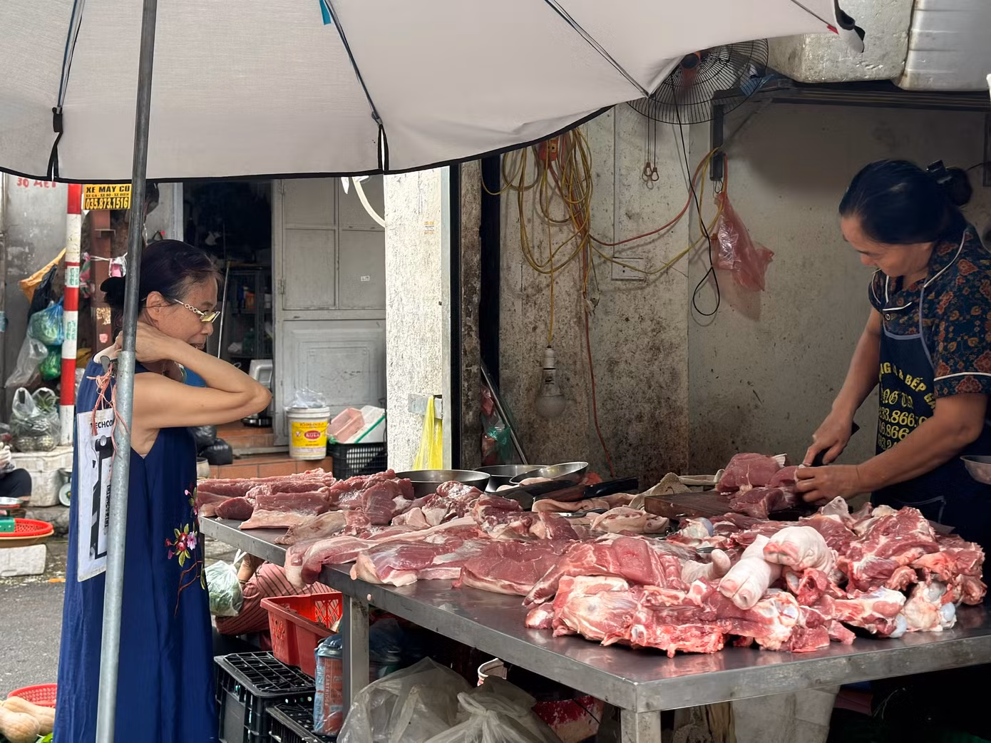 Trong khi đó, các loại thịt, gia cầm giữ giá ổn định. Sức mua tại chợ có phần hạ nhiệt, khi trước đó nhiều người đã tích trữ lượng lớn thực phẩm. Đến sát giờ nghỉ trưa 12/9, sạp hàng của nhiều tiểu thương vẫn còn cả chục cân thịt. Thịt nạc vai, ba chỉ, sườn từ 130.000 - 150.000 đồng/kg.