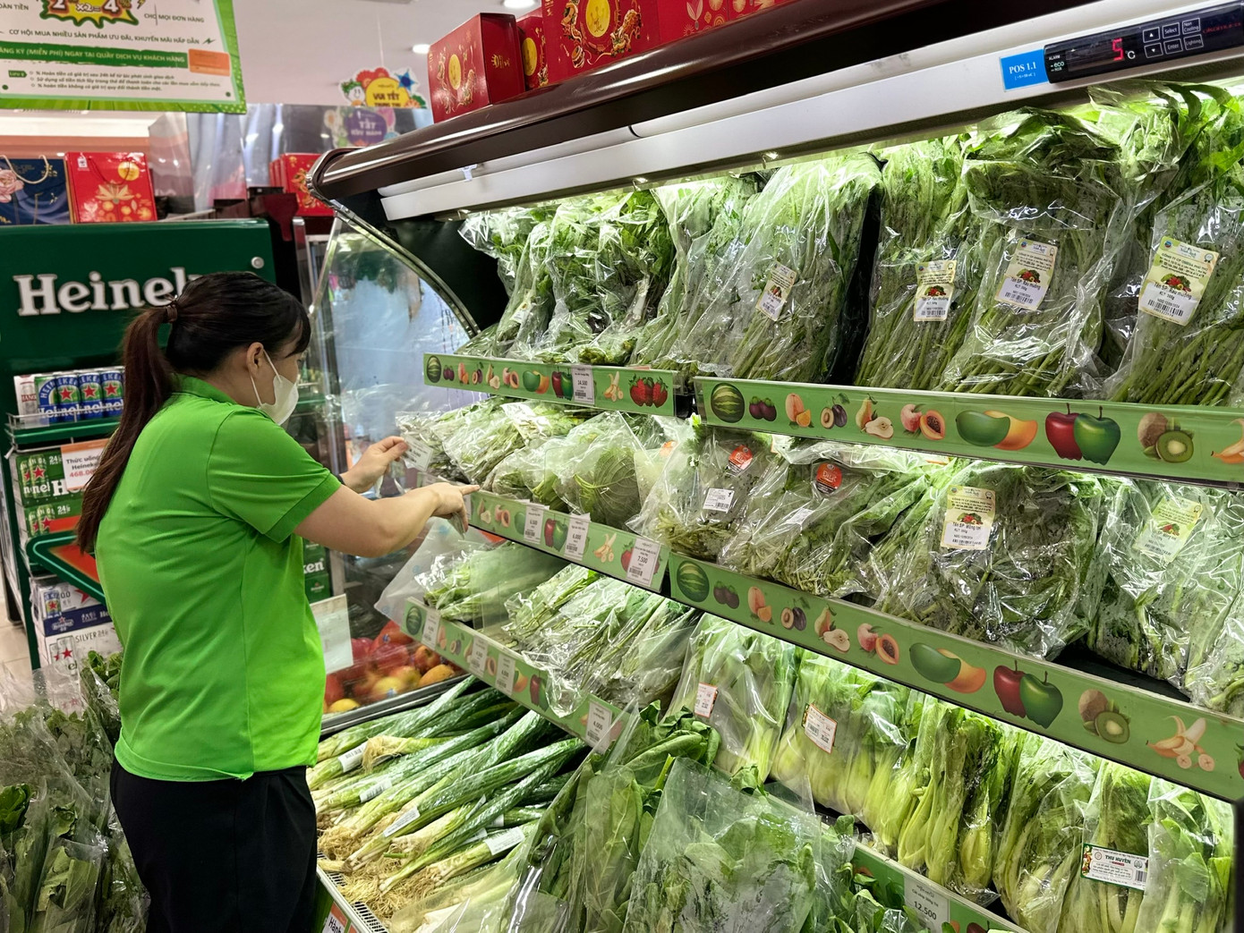 Các siêu thị tăng vận chuyển hàng từ trong Nam ra bổ sung gấp, tránh tình trạng khan hiếm, giá tăng. Rau xanh cấp tập được đóng gói, liên tục chuyển lên kệ hàng phục vụ người dân.