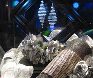 Nhẫn cưới của Lý Minh Thuận trong bộ Niềm hạnh phúc Bộ sưu tập Lãng mạn gồm bộ trang sức cài đầu 5 mảnh và , 50 vòng tay và một đôi khuyên tai. Khuyên tai từ bộ sưu tập Sợi dây tình yêu Nhẫn cưới của Lý Minh Thuận trong bộ Niềm hạnh phúc Bộ sưu tập Lãng mạn gồm bộ trang sức cài đầu 5 mảnh và , 50 vòng tay và một đôi khuyên tai. Khuyên tai từ bộ sưu tập Sợi dây tình yêu