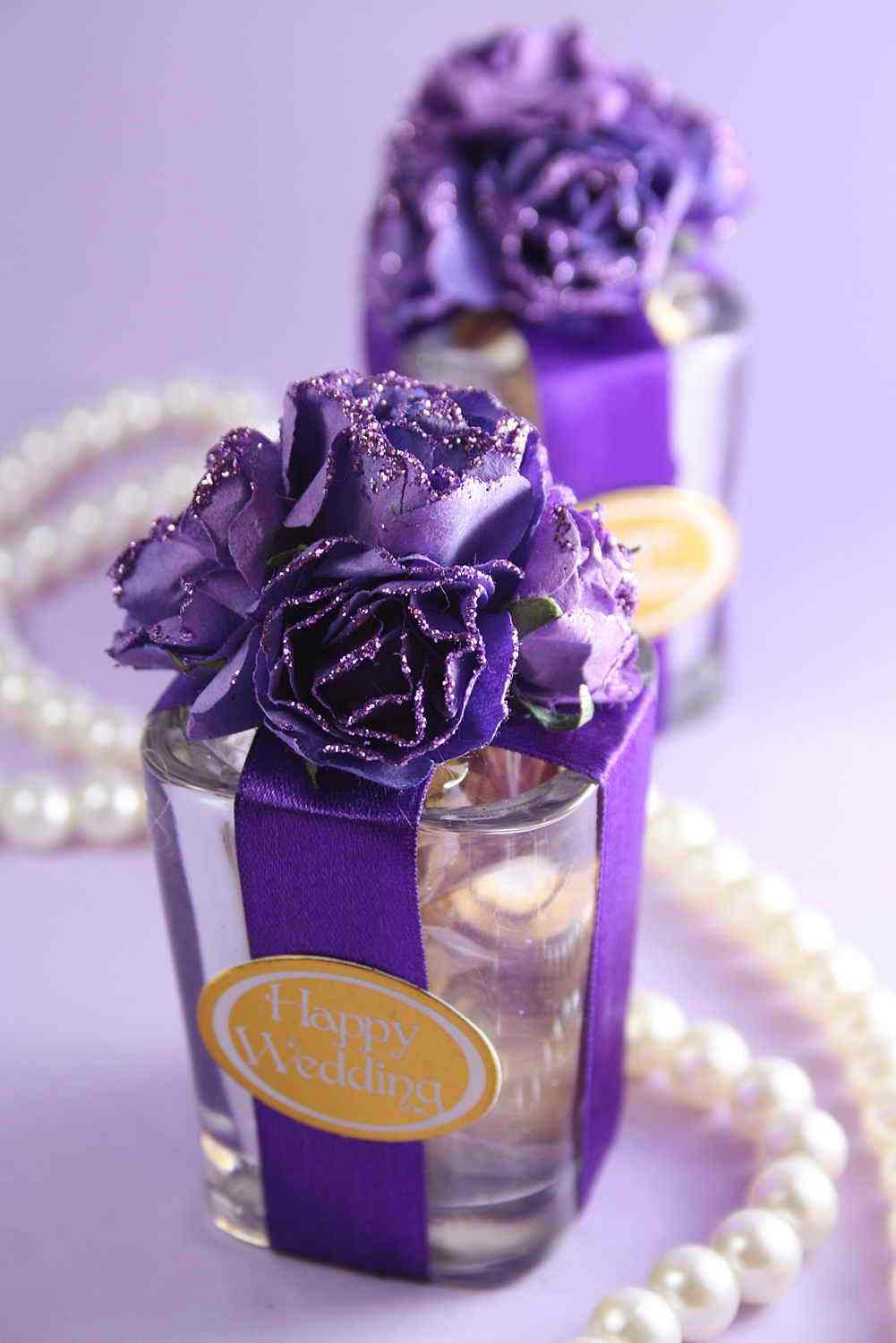 Từ hoa cưới... ...thiếp cưới ...những món đồ trang trí tại tiệc cưới tới trang phục của cô dâu chú rể để tràn ngập sắc tím thủy chung.