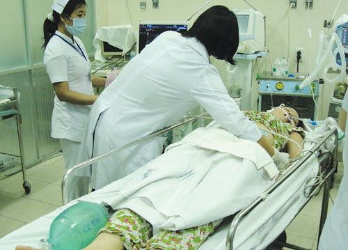 Võ Thị Thanh Thúy - kẻ bắt cóc - đang được cấp cứu tại bệnh viện - Ảnh: Thanh Niên