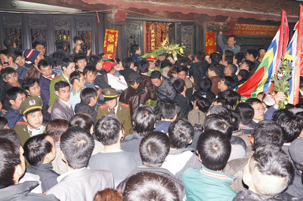 Chen lấn xô đẩy cướp đồ thờ trong đêm khai ấn đền Trần. Ảnh: Minh Đức