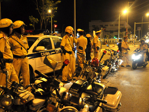 Lực lượng CSGT ra quân chốt chặn trên Đại lộ Võ Văn Kiệt. Lực lượng CSGT ra quân chốt chặn trên Đại lộ Võ Văn Kiệt