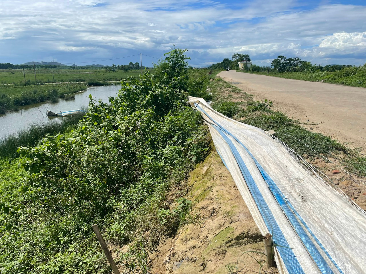 Vị trí khoảng 1 km đê bị sạt lở đang được xử lý tạm. Vị trí khoảng 1 km đê bị sạt lở đang được xử lý tạm.