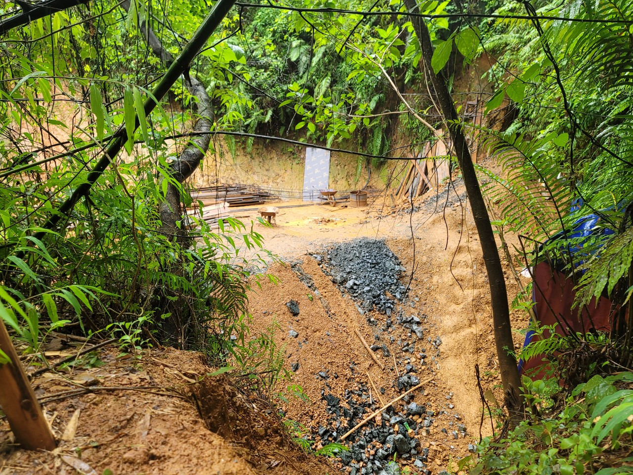 Nhiều thiết bị đã được vận chuyển vào khu vực này để có thể đào hầm, hút, đãi vàng. Nhiều thiết bị đã được vận chuyển vào khu vực này để có thể đào hầm, hút, đãi vàng.
