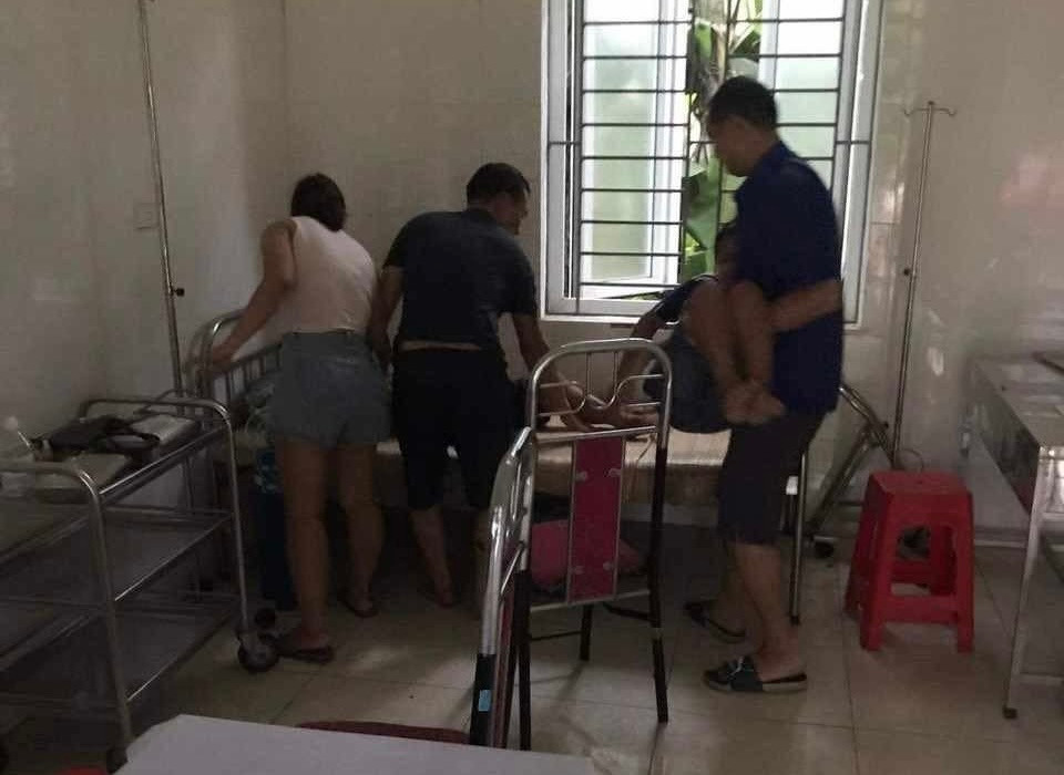 Hai cháu bé được đưa đến trạm y tế xã điều trị.