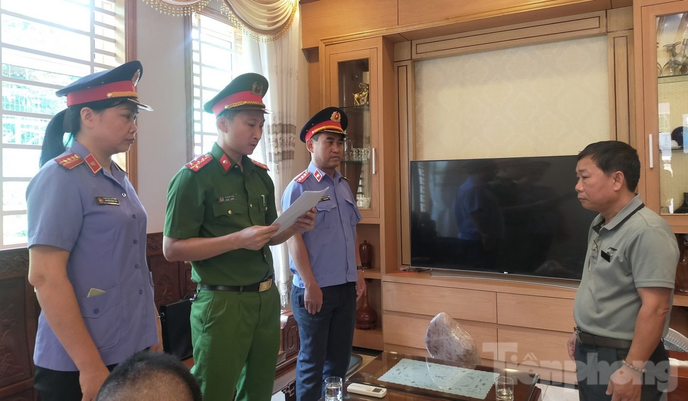 Cơ quan chức năng Thanh Hoá thi hành lệnh bắt tạm giam đối với ông Nguyễn Mạnh Sơn vào chiều 13/8. Ảnh: Công an Thanh Hoá