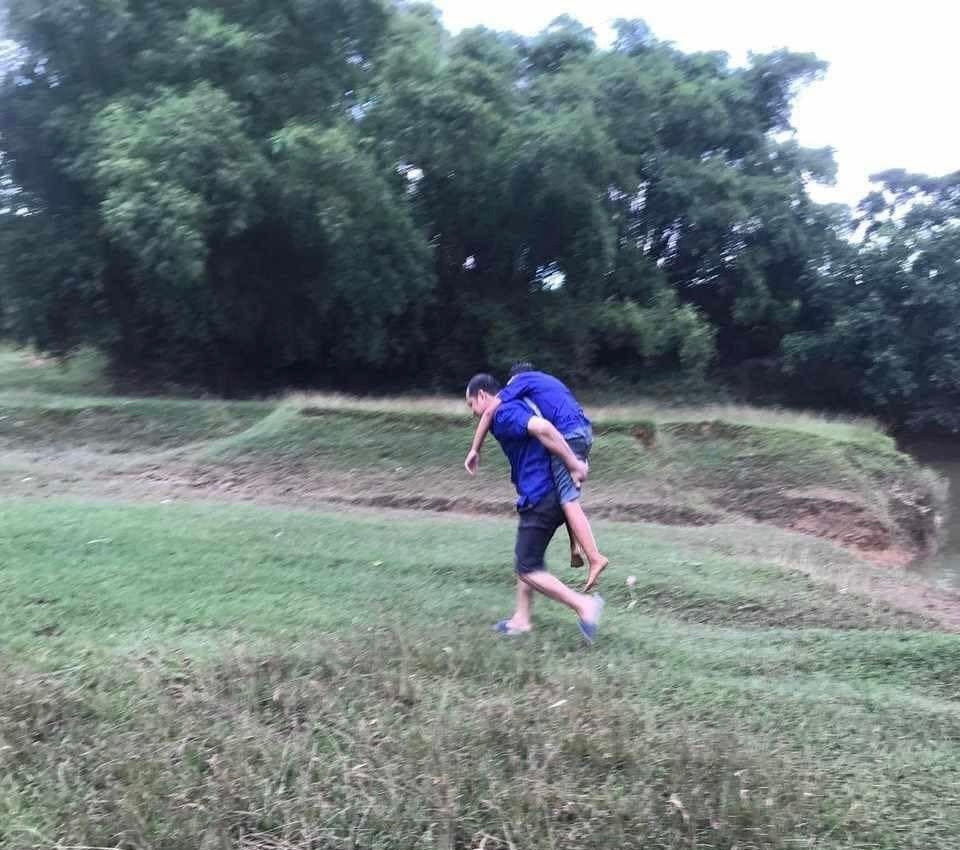 Một trong hai cháu bé được đưa lên bờ