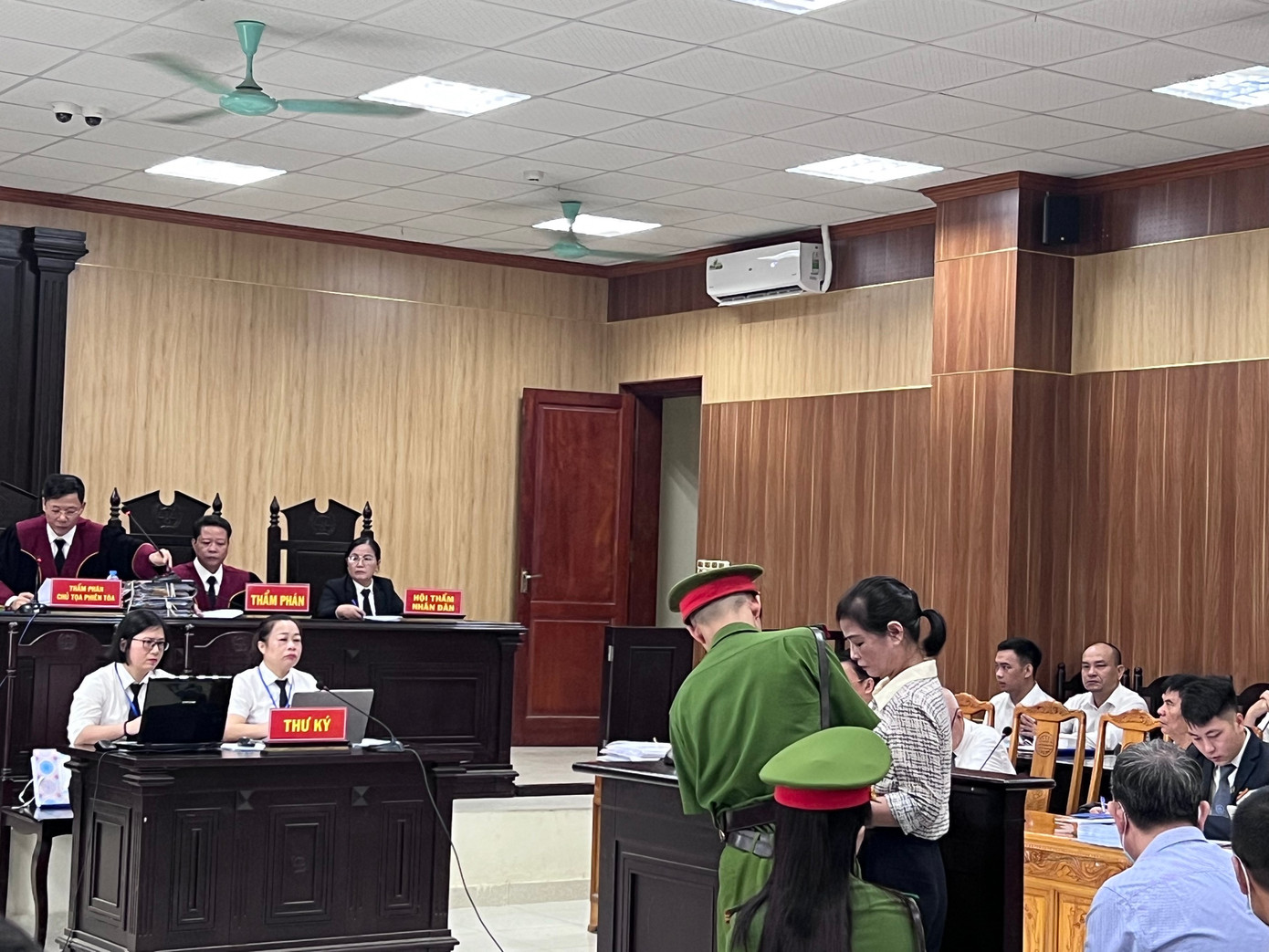 Sau một ngày nghị án, sáng 18/8, HĐXX đã tuyên phạt cựu Giám đốc Sở GD&amp;ĐT 4 năm tù.