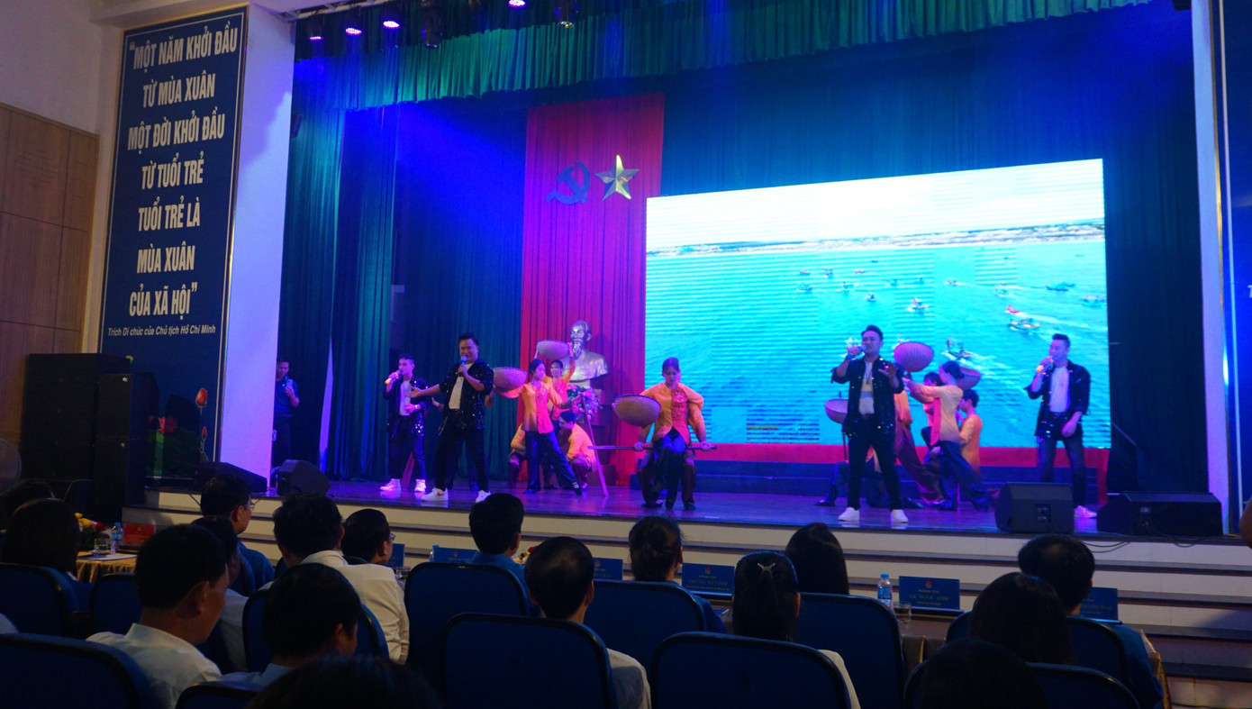 Một tiết mục văn nghệ tại đêm khai mạc liên hoan. Một tiết mục văn nghệ tại đêm khai mạc liên hoan.