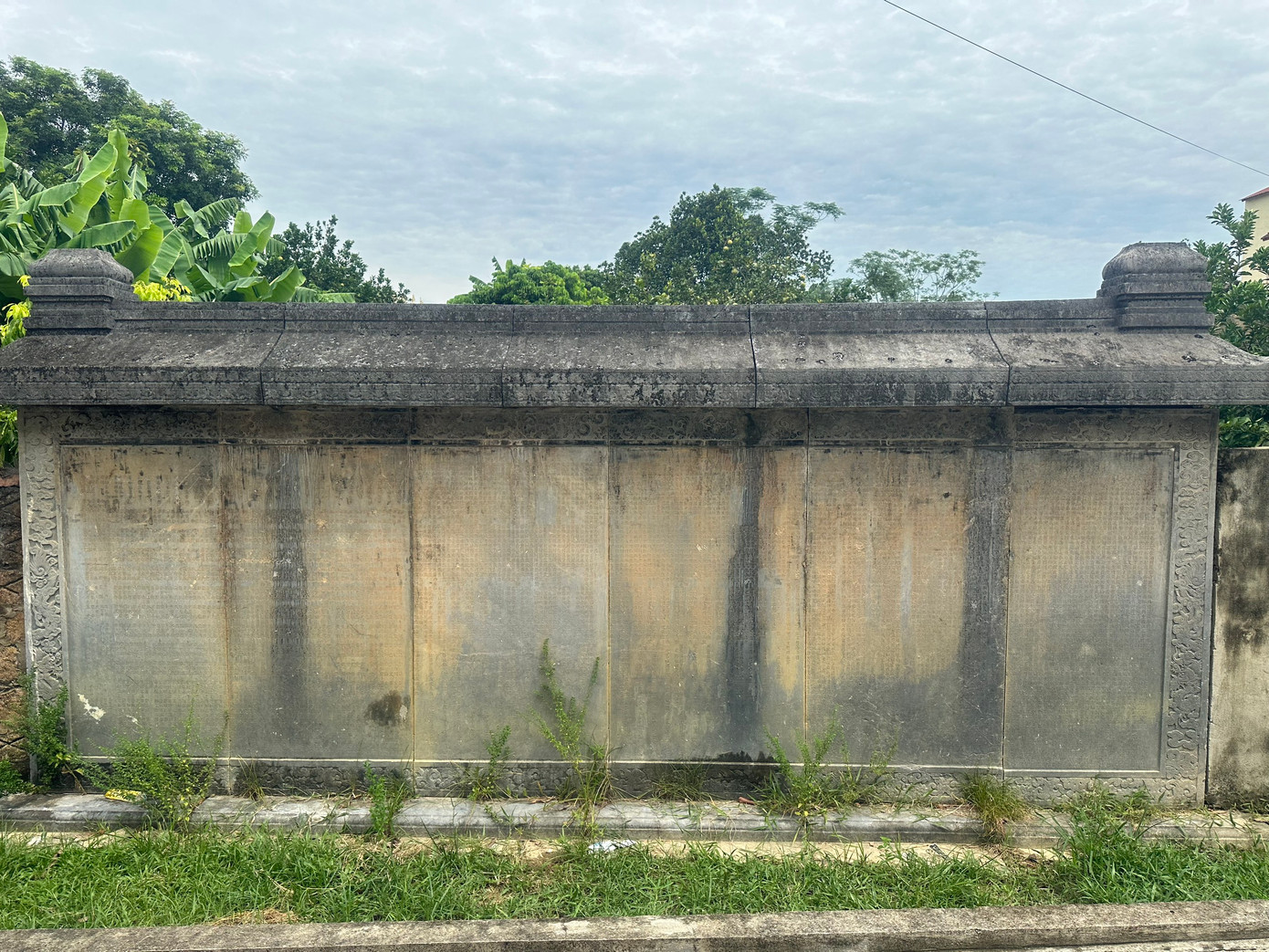 Một trong hai tấm bia