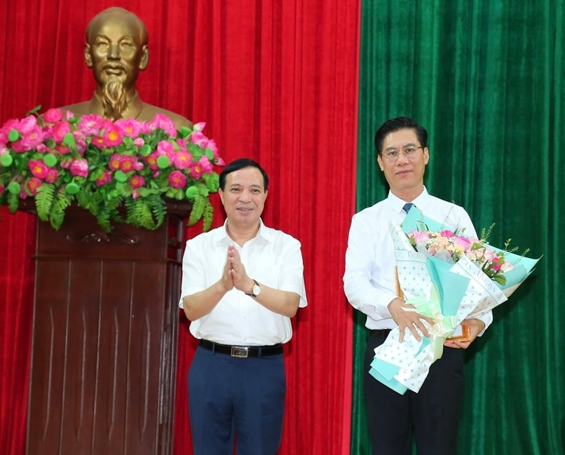 Phó Bí thư Tỉnh uỷ Thanh Hoá Lại Thế Nguyên trao quyết định, chúc mừng ông Lữ Minh Thư. Phó Bí thư Tỉnh uỷ Thanh Hoá Lại Thế Nguyên trao quyết định, chúc mừng ông Lữ Minh Thư.