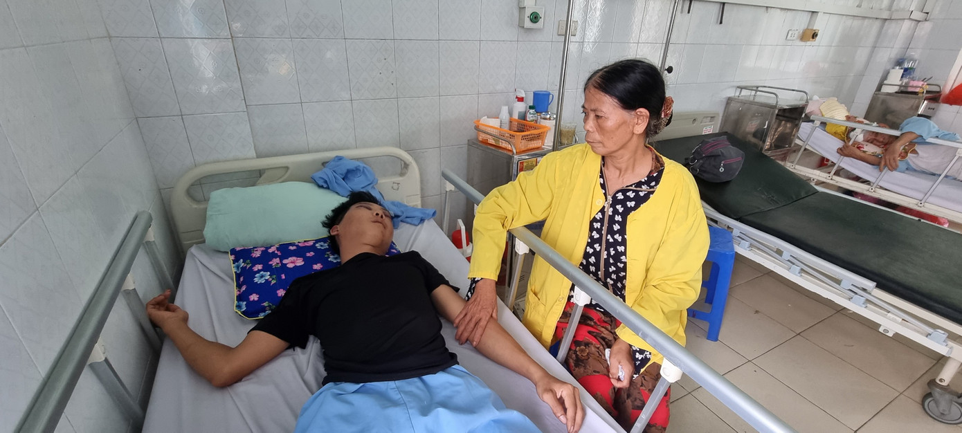 Nạn nhân N.D.S đang được điều trị tại Bệnh viện đa khoa tỉnh Thanh Hoá.