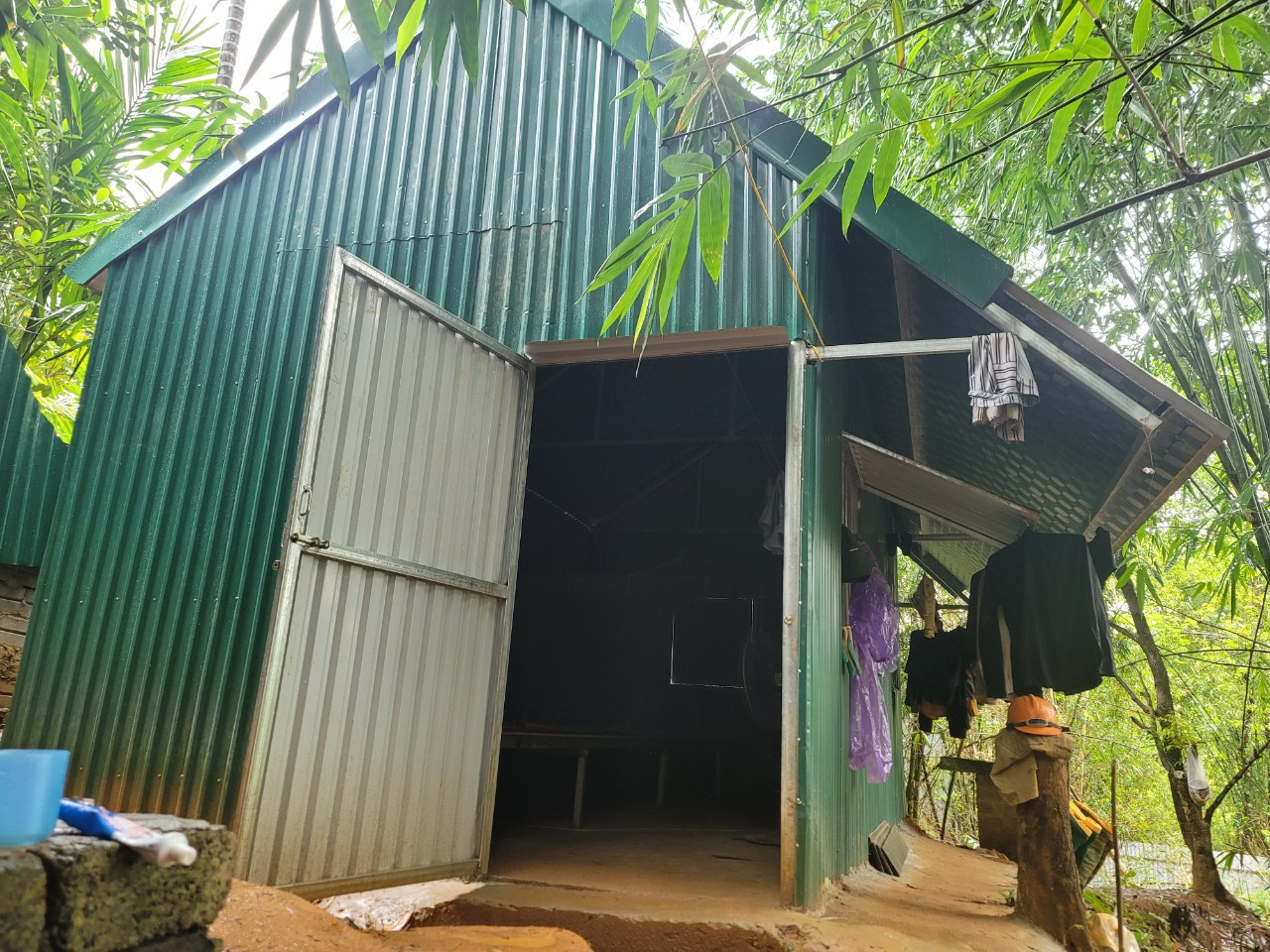 Lán khung thép được dựng lên gần vị trí các hầm đào. Được biết, các đối tượng khai thác vàng trái phép đều ở các địa phương khác. Lán khung thép được dựng lên gần vị trí các hầm đào. Được biết, các đối tượng khai thác vàng trái phép đều ở các địa phương khác.