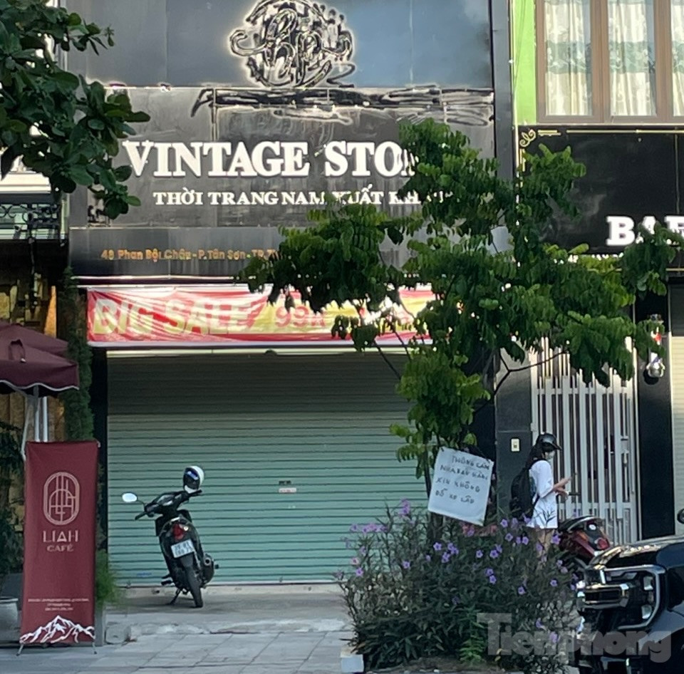 Địa chỉ cơ quan chức năng phát hiện trưng bày để bán nhiều hàng hóa là quần áo giả mạo các nhãn hiệu.