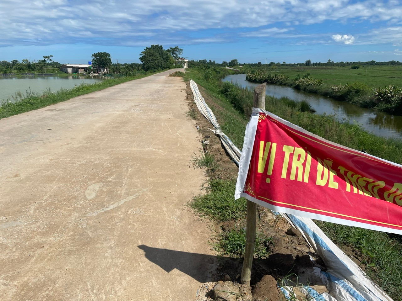 Cảnh báo vị trí đê tả sông Mã, đoạn qua địa bàn xã Hoằng Đại, TP Thanh Hoá bị sạt lở. Cảnh báo vị trí đê tả sông Mã, đoạn qua địa bàn xã Hoằng Đại, TP Thanh Hoá bị sạt lở.
