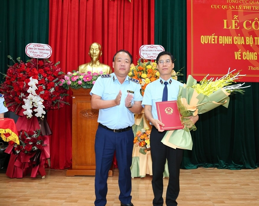 Tổng Cục trưởng Tổng cục Quản lý thị trường Trần Hữu Linh trao quyết định và chúc mừng ông Lữ Minh Thư. Tổng Cục trưởng Tổng cục Quản lý thị trường Trần Hữu Linh trao quyết định và chúc mừng ông Lữ Minh Thư.