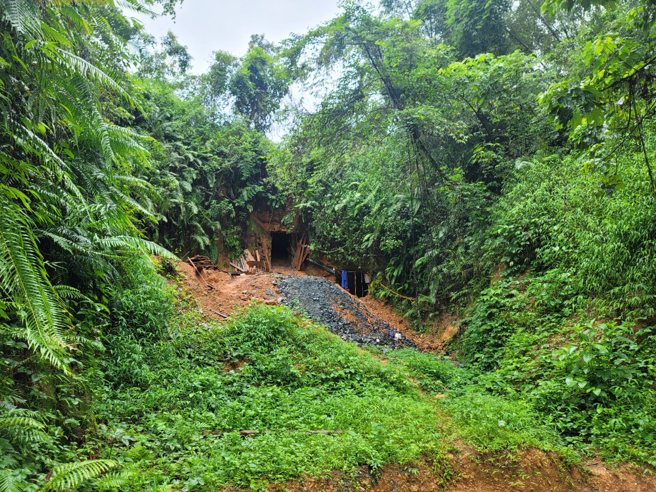 Các cửa hầm ở vị trí khuất lấp Các cửa hầm ở vị trí khuất lấp