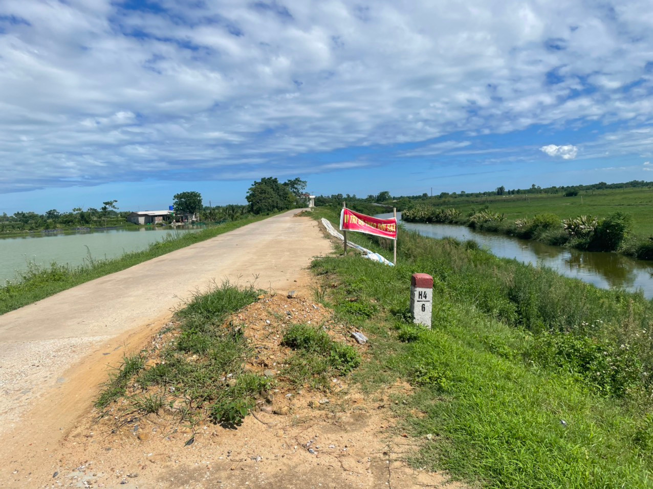 Hiện trạng vị trí sạt lở được xử lý tạm. Ảnh chụp chiều 9/8. Hiện trạng vị trí sạt lở được xử lý tạm. Ảnh chụp chiều 9/8.