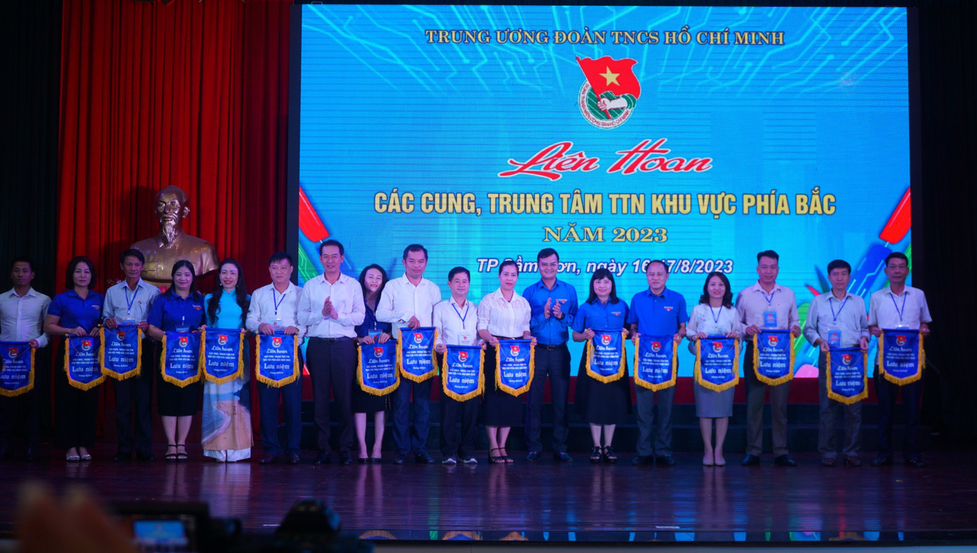 Bí thư thứ nhất Trung ương Đoàn, Chủ nhiệm Ủy ban quốc gia về thanh niên Việt Nam Bùi Quang Huy và Phó Bí thư Tỉnh uỷ Thanh Hoá Trịnh Tuấn Sinh trao cờ cho các đơn vị tham dự liên hoan. Bí thư thứ nhất Trung ương Đoàn, Chủ nhiệm Ủy ban quốc gia về thanh niên Việt Nam Bùi Quang Huy và Phó Bí thư Tỉnh uỷ Thanh Hoá Trịnh Tuấn Sinh trao cờ cho các đơn vị tham dự liên hoan.