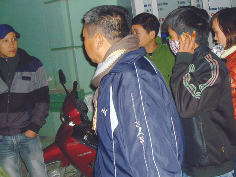 Ông Đào Công Thắng (người đeo khẩu trang) trên đường về trụ sở Cơ quan cảnh sát điều tra. Ảnh: Q.L . Ông Đào Công Thắng (người đeo khẩu trang) trên đường về trụ sở Cơ quan cảnh sát điều tra. Ảnh: Q.L