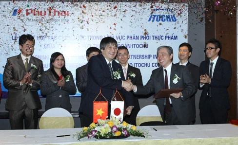 Phú Thái và đối tác Nhật Bản tại một lễ ký kết