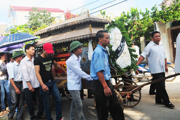 Đám tang của em Mai Lê Hồng Phúc. Ảnh: Tuấn Nguyễn