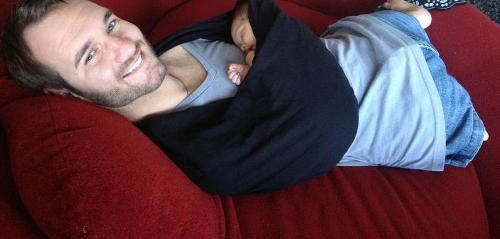 Nick hạnh phúc bên đứa con trai bé bỏng của anh tên Kiyoshi James Vujicic - Ảnh do First News cung cấp